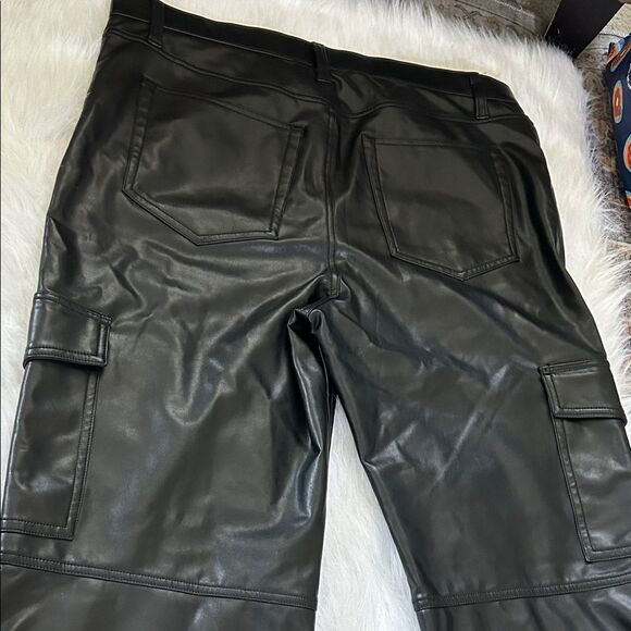 PantsAbercrombie & Fitch Curve Love Vegan Leather Cargo 90s Relaxed Pants - Picture 11 of 12